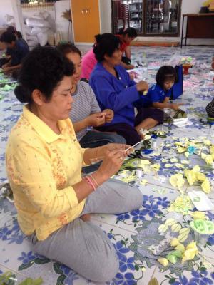 44. อบรมเชิงปฏิบัติการการทำดอกไม้จันทน์ วันที่ 4 กุมภาพันธ์ 2559 ณ ชุมชนหนองหลวง อ.ลานกระบือ